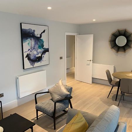 Heathrow North Apartments By Charles Hope Hounslow Exteriör bild