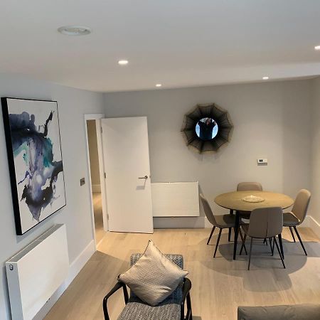 Heathrow North Apartments By Charles Hope Hounslow Exteriör bild
