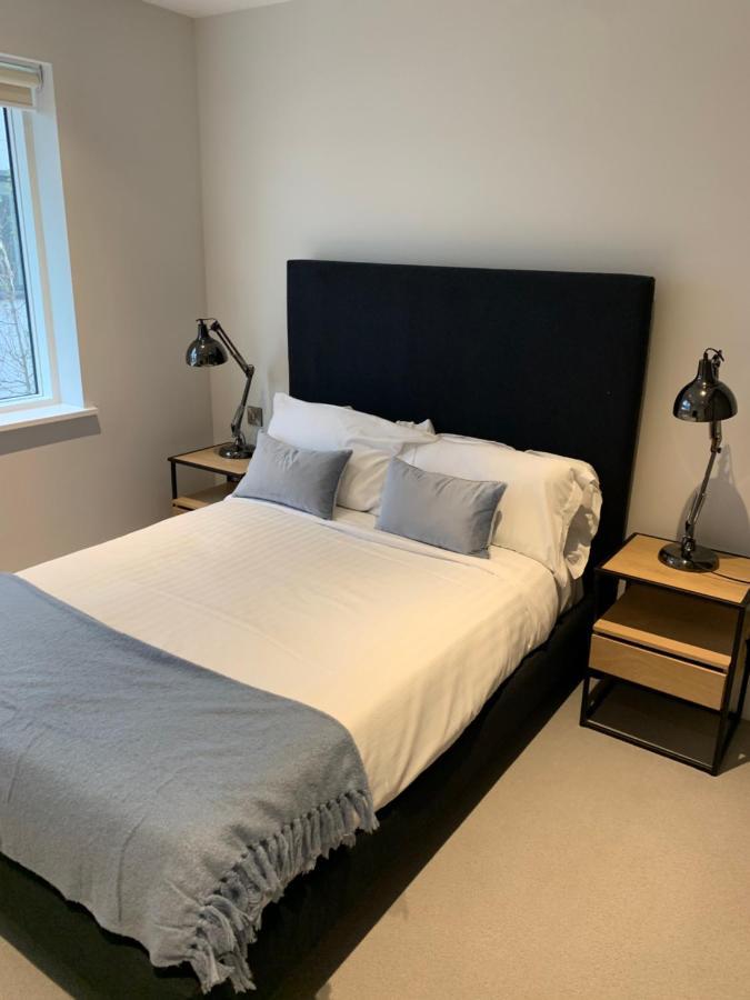 Heathrow North Apartments By Charles Hope Hounslow Exteriör bild