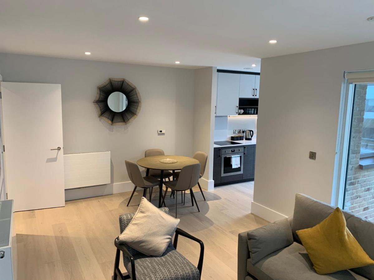 Heathrow North Apartments By Charles Hope Hounslow Exteriör bild
