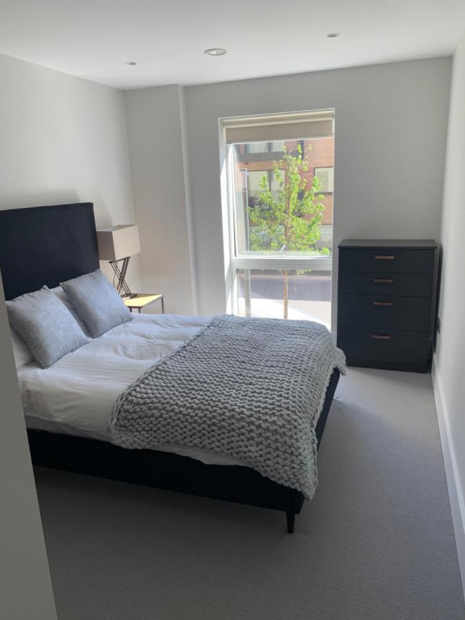Heathrow North Apartments By Charles Hope Hounslow Exteriör bild