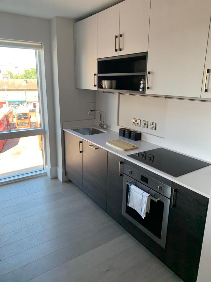 Heathrow North Apartments By Charles Hope Hounslow Exteriör bild