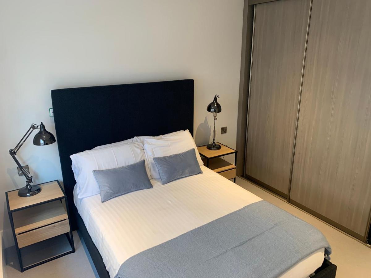 Heathrow North Apartments By Charles Hope Hounslow Exteriör bild